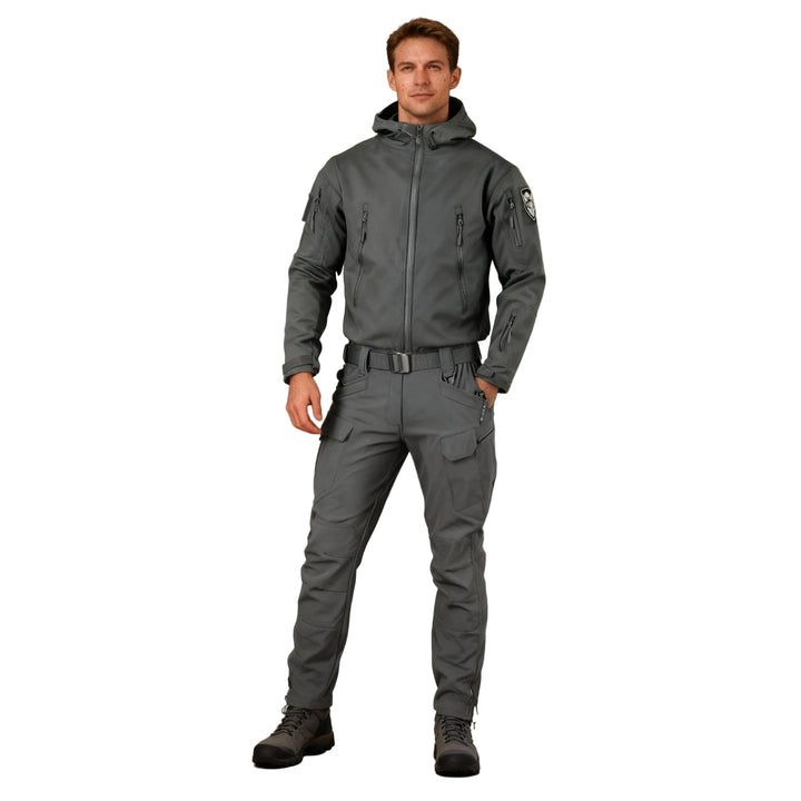 Herrars termiska funktionsoutfit i grått. Värmeisolerande herrkläder för kalla utomhusaktiviteter och vandring.