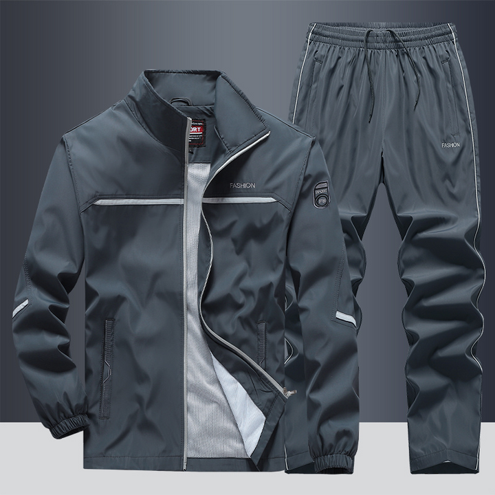 Herrars bekväma joggingdress med sportig design och modern passform. Essentiella herrkläder för aktivitet.