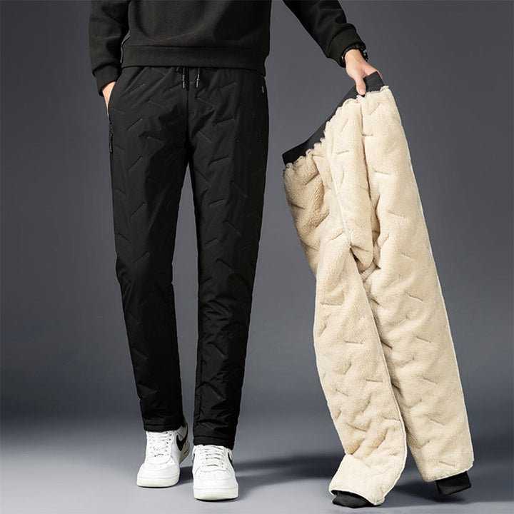 Moderna herr vinterbyxor med slimfit och dragsko i midjan, ger både värme och avslappnad stil.