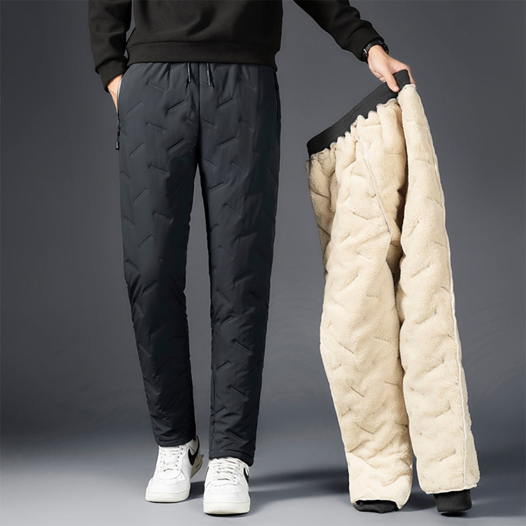 Svarta slimfit herrbyxor för vintern, kombinerar värme, komfort och en modern, avsmalnande design.