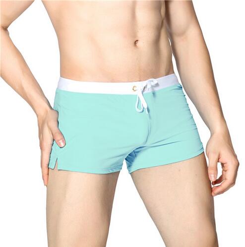 Herrbadbyxor i snabbtorkande polyester-spandex med dragsko, perfekta för simning och vattensport.