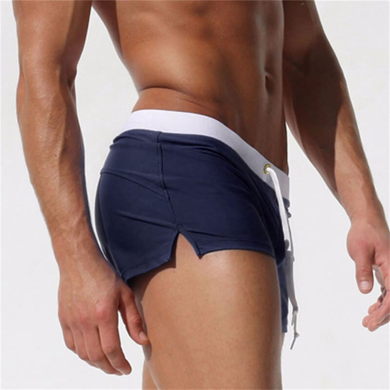 Herrbadbyxor i snabbtorkande polyester-spandex med dragsko, perfekta för simning och vattensport.