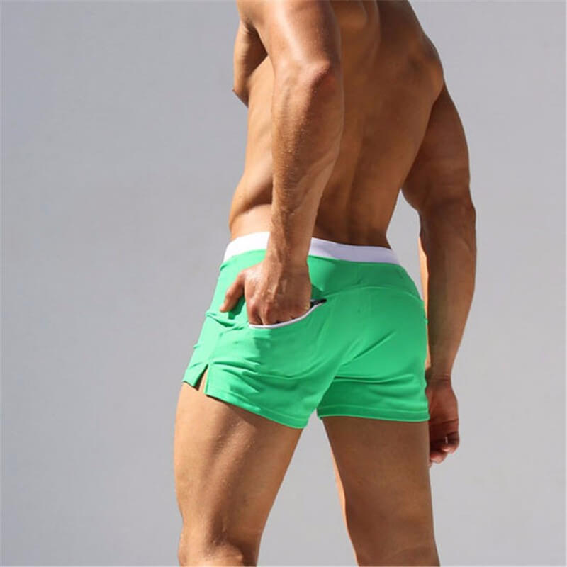 Herrbadbyxor i snabbtorkande polyester-spandex med dragsko, perfekta för simning och vattensport.