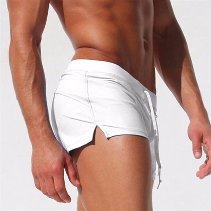 Herrbadbyxor i snabbtorkande polyester-spandex med dragsko, perfekta för simning och vattensport.