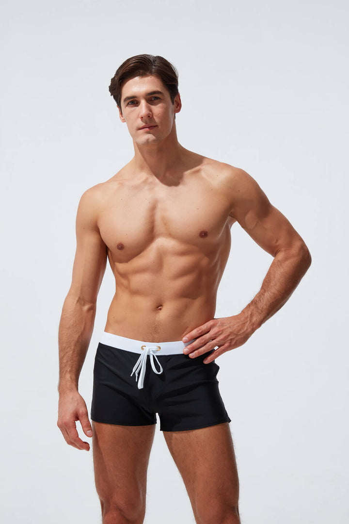Herrbadbyxor i snabbtorkande polyester-spandex med dragsko, perfekta för simning och vattensport.