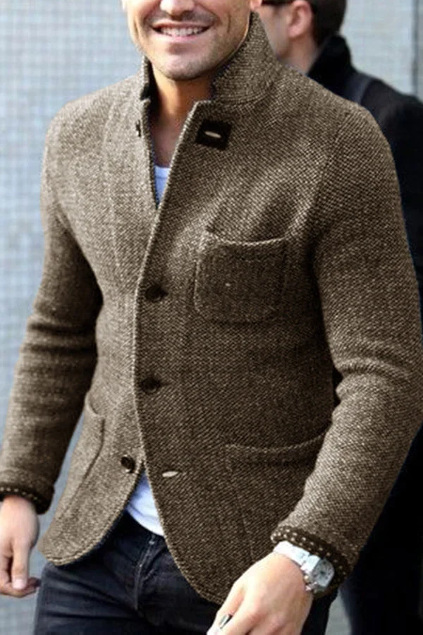 Avslappnad modern herrblazer med distinkta knappar och retrostil. En stilren kavaj för herrmode.