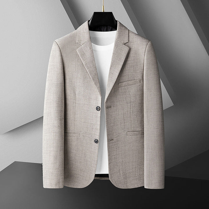 Svart elegant herrblazer med raffinerad krage och modern passform. Perfekt som stilren kostymjacka för män.