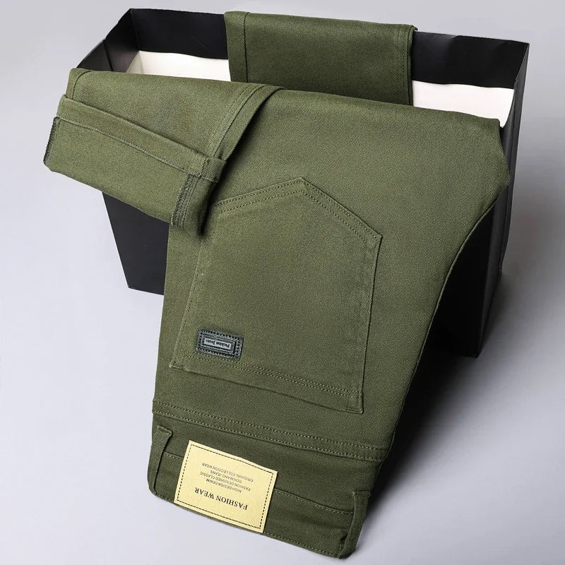 Skrynkelfria herrbyxor casual i bekvämt tyg. Mångsidiga smarta byxor med modern stil för komfort.