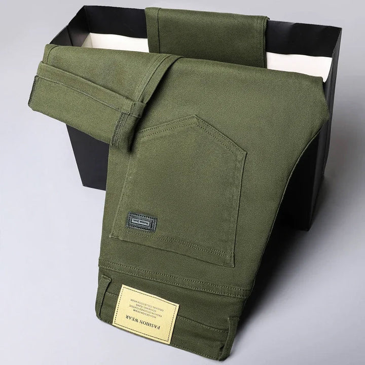 Skrynkelfria herrbyxor casual i bekvämt tyg. Mångsidiga smarta byxor med modern stil för komfort.