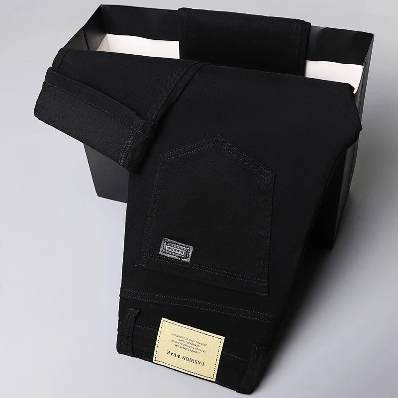Man går i bekväma herrbyxor casual utomhus. Mångsidiga fritidsbyxor för en modern & aktiv livsstil.