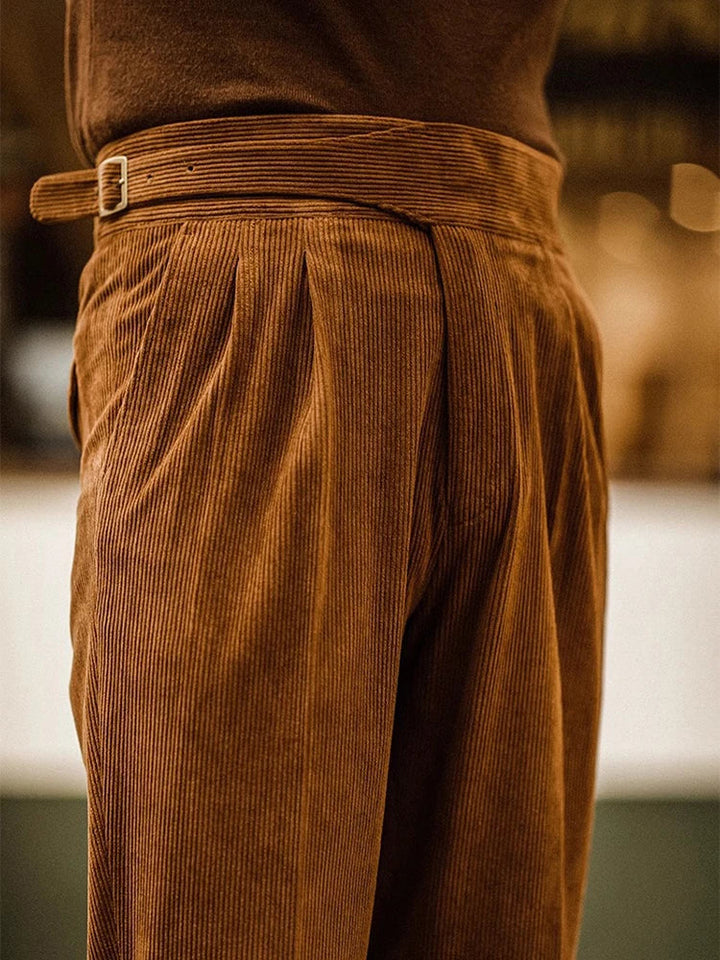 Eleganta vintagebyxor för män, mångsidiga och bekväma. Perfekta för klassisk stil.