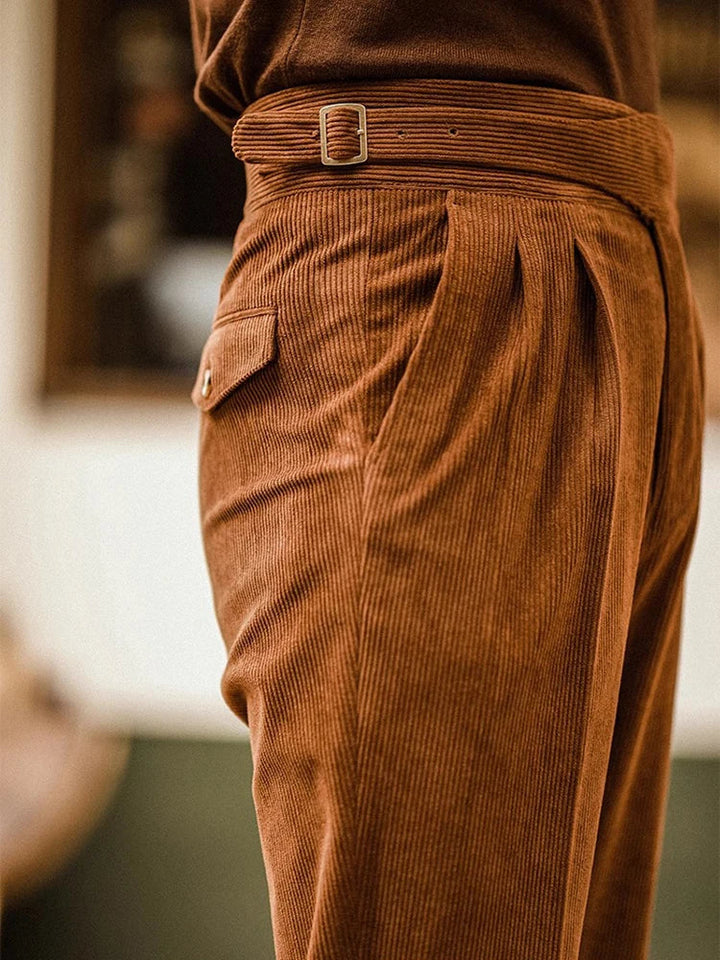 Gröna herrbyxor i retrostil med klassisk touch. Bekväma vardagsbyxor för en tidlös look.