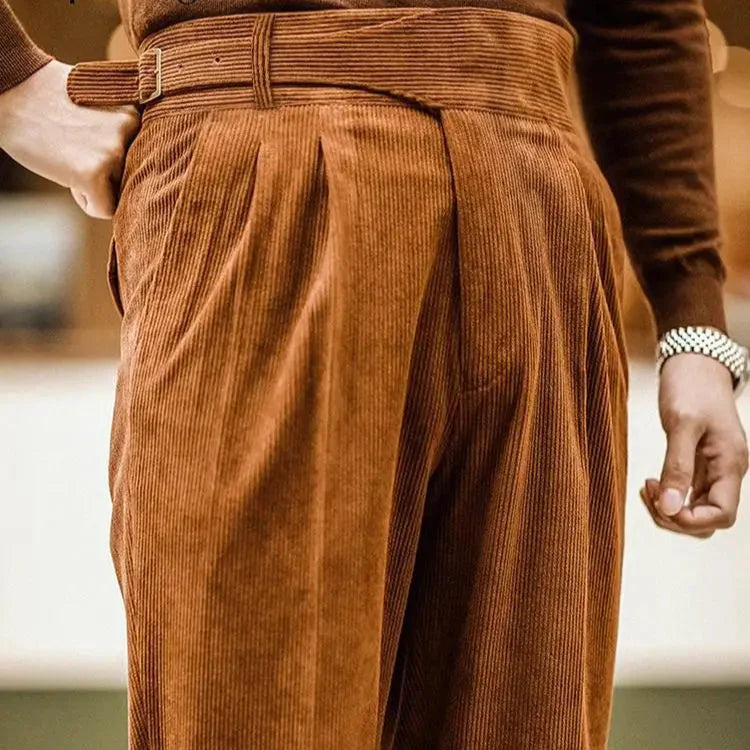 Detaljbild av tidlösa herrbyxor i retrostil, mjukt tyg för maximal komfort och elegans.
