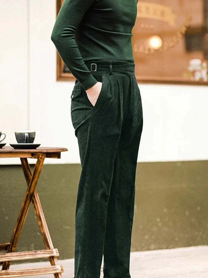 Bekväma vintagebyxor för män i tidlös klassisk stil. Finns i grönt, beige och brunt.
