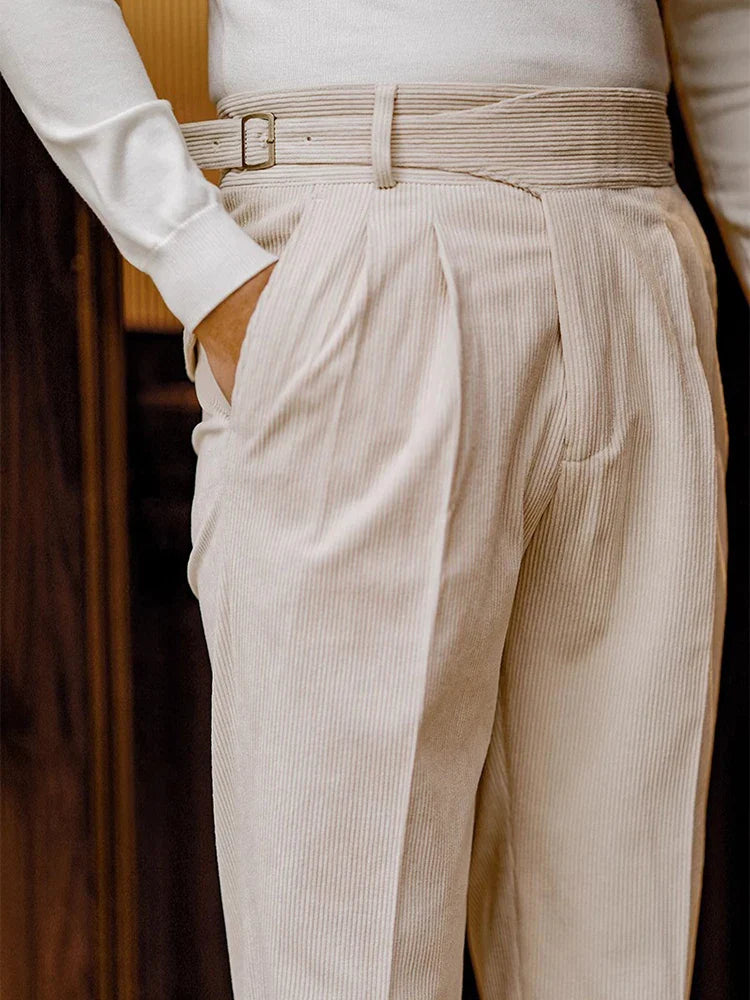 Stilrena vardagsbyxor för herr i retrostil, perfekta för en bekväm och elegant look.