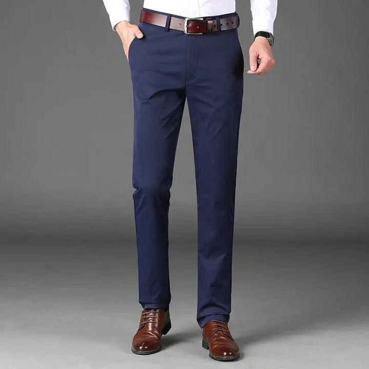 Businessbyxor för herr i beigefärgat stretchtyg, perfekta för en smart fritidslook.