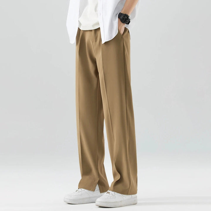 Fullängds herrbyxor med breda ben i enfärgad design. Bekväma sommarbyxor för en avslappnad men stilren look.