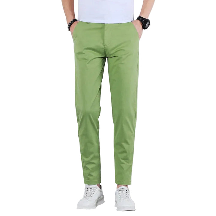 Herrbyxor slim fit med avsmalnande ben för en modern, stilren look. Komfortabla vardags- eller arbetsbyxor.