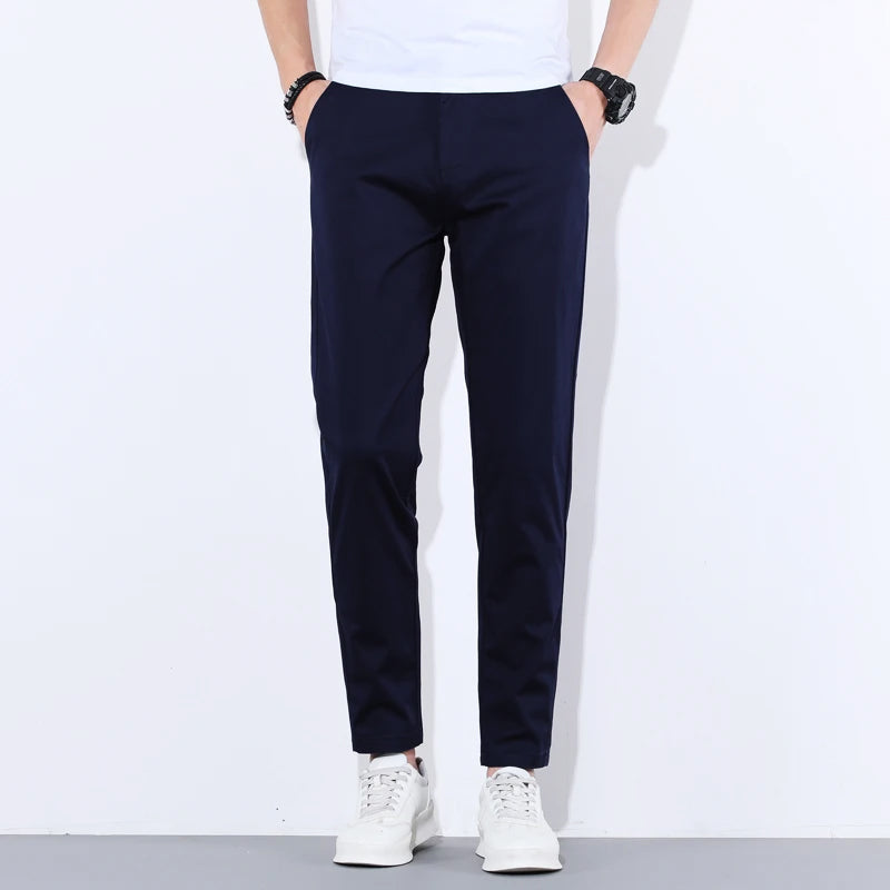Modern slim fit herrbyxa med avsmalnande ben, optimal som stilren arbetsbyxa eller bekväm vardagsbyxa för män.