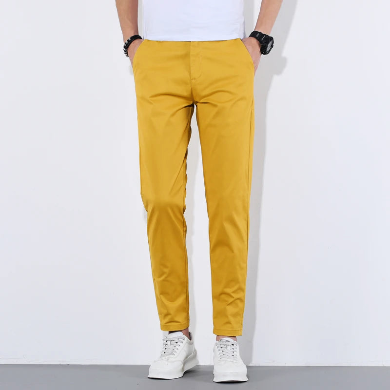 Herrbyxor slim fit med avsmalnande ben, för en modern och bekväm stil. Passar perfekt som stilrena chinos.