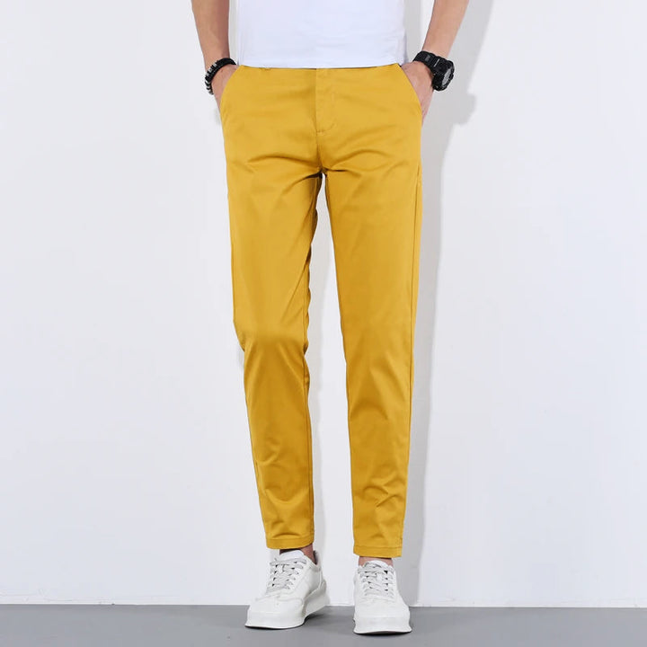Herrbyxor slim fit med avsmalnande ben, för en modern och bekväm stil. Passar perfekt som stilrena chinos.