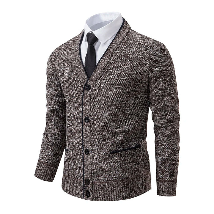 Herrcardigan Tyler, en elegant och tidlös kofta med bekväm, avslappnad passform. Passar alla säsonger.