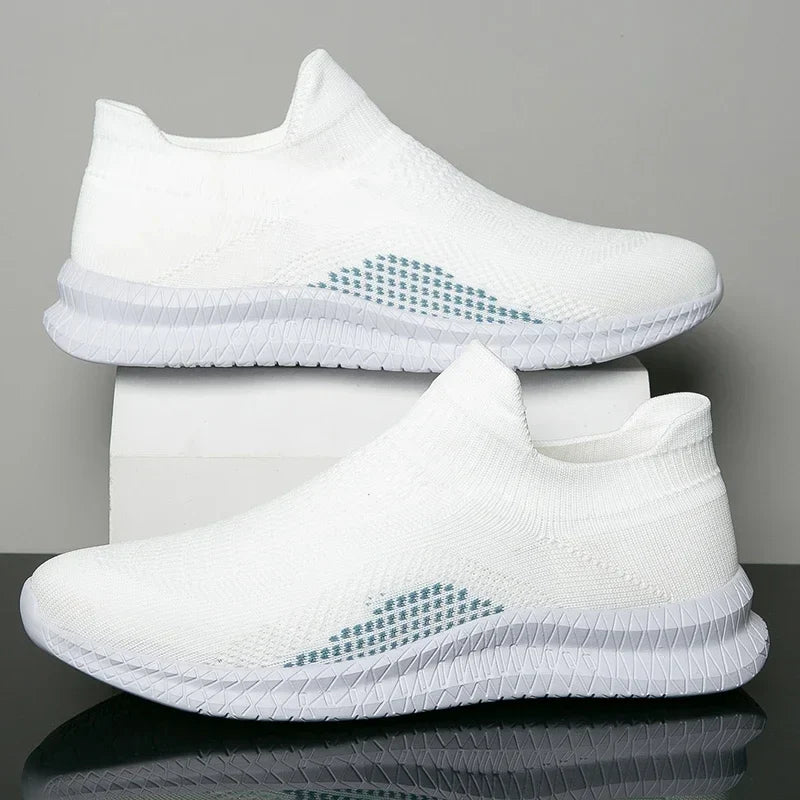 Herrarnas bekväma slip-on vandringsskor bakifrån, visar den enkla av- och påtagningen. Perfekt för fritid.