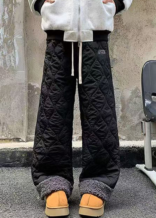 Bekväma herrbyxor i fleece med avslappnad passform och dekorativ patchwork.