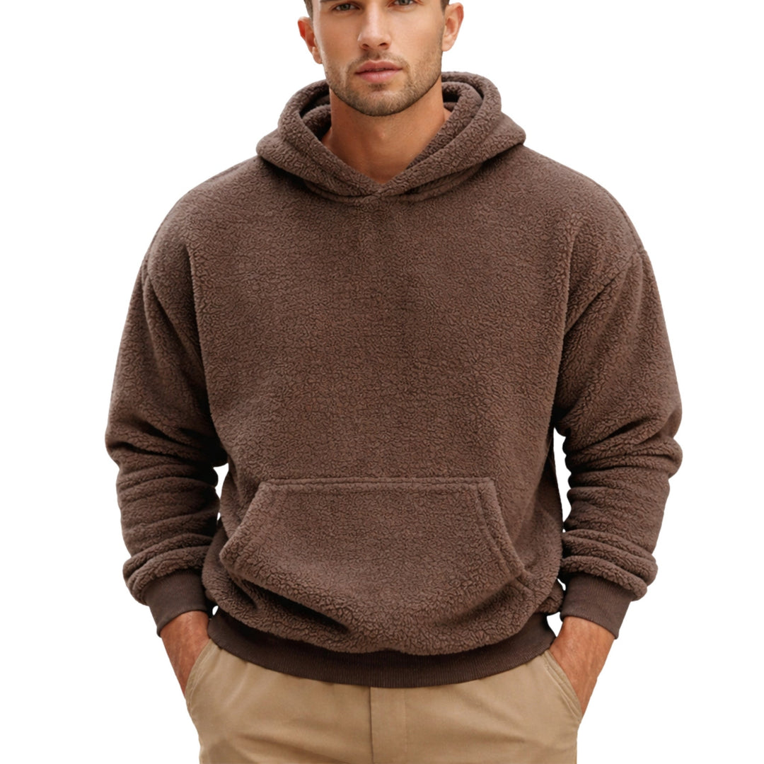 Herrfleecehoodie i avslappnad passform, perfekt för bekväm vardagsstil.
