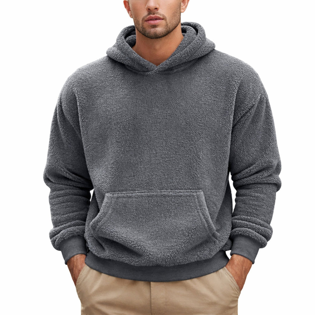 Bekväm herrhoodie i mjuk fleece, utmärkt för avslappnade tillfällen och fritid.