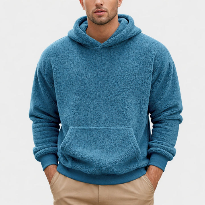 Avslappnad herr hoodie i fleece, designad för maximal komfort och stil i vardagen.