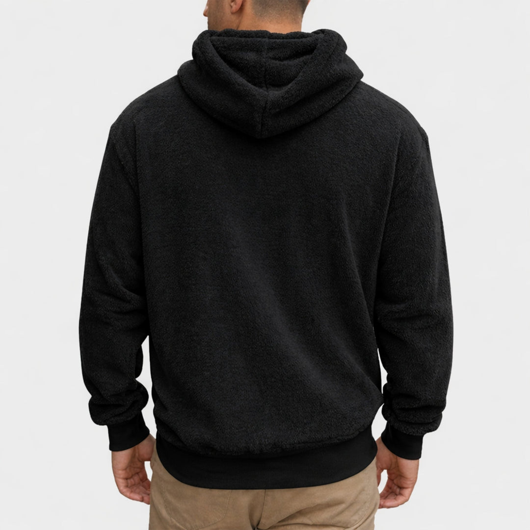 Mjuk och bekväm herrhoodie i fleece, perfekt för hemmamys eller en avslappnad utflykt.