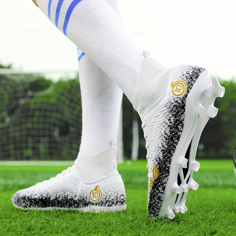 Stilrena herrfotbollsskor utomhus, med robust design och halkfri sula för optimal prestanda.