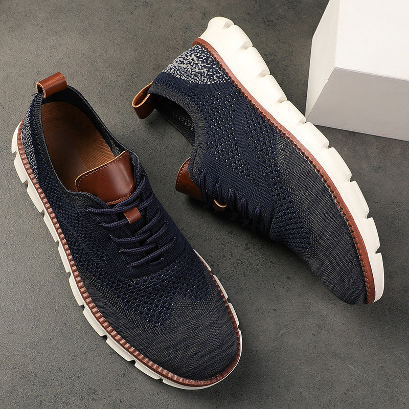 Trendiga herr sneakers med rund tå design. Bekväma fritidsskor med snörning för en avslappnad sommarlook.