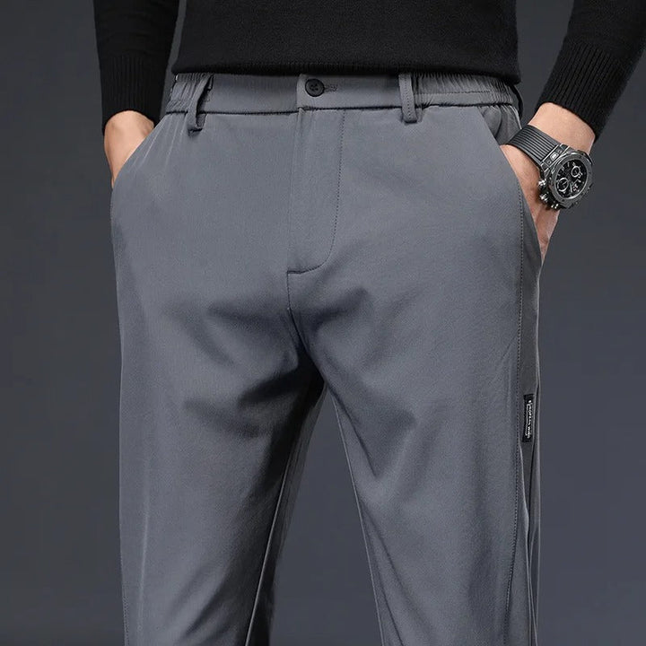 Grå herrbyxor designade för golf, med fokus på flexibilitet och prestanda för optimalt spel.