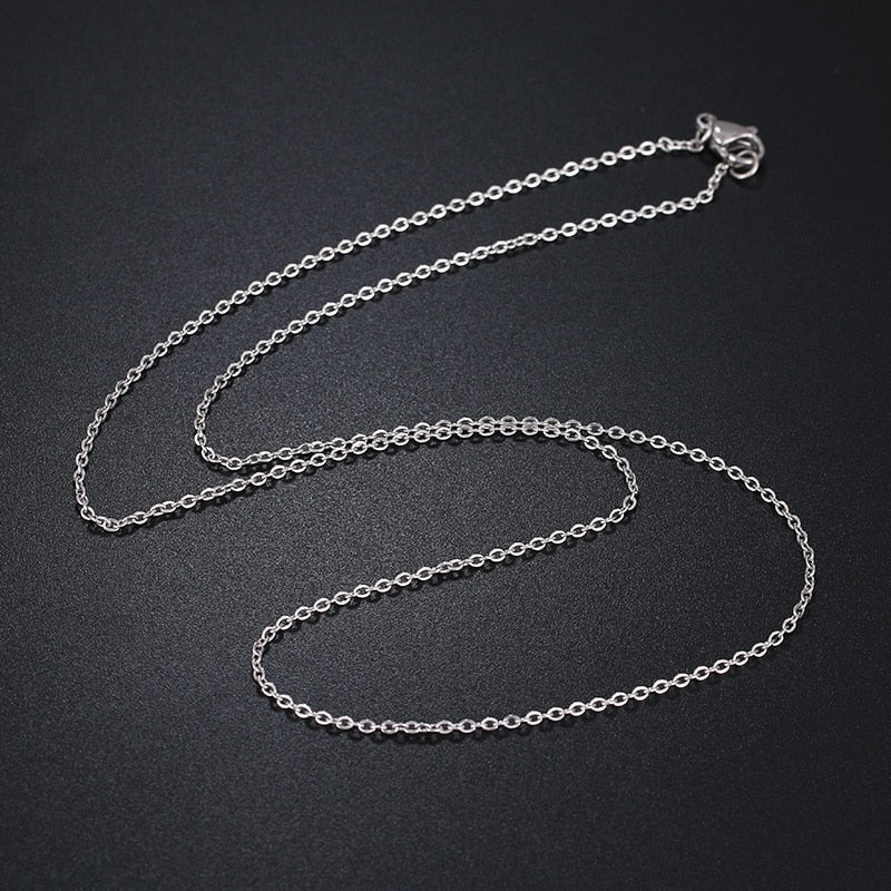 Robust herrhalsband i rostfritt stål, silvertonat. Tidlös elegans för vardag och fest.