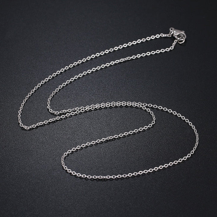 Robust herrhalsband i rostfritt stål, silvertonat. Tidlös elegans för vardag och fest.