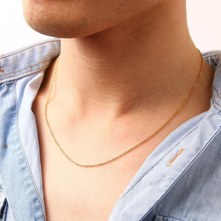 Minimalistiskt herrhalsband i rostfritt stål, silverfärgat. Klassisk design för män.