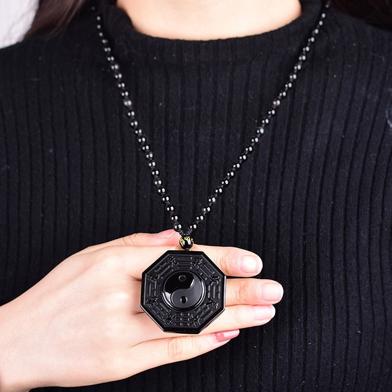 Elegant herr med obsidian Yin Yang-halsband, utstrålar balans, styrka & skydd.
