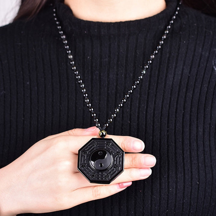 Elegant herr med obsidian Yin Yang-halsband, utstrålar balans, styrka & skydd.