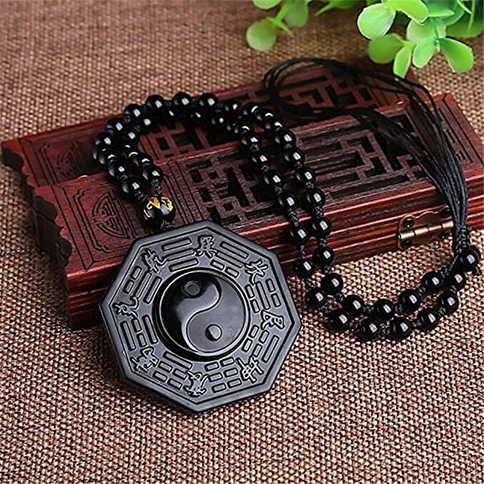Herrhalsband i obsidian med Yin Yang, visas elegant, ger energi, balans & skydd.