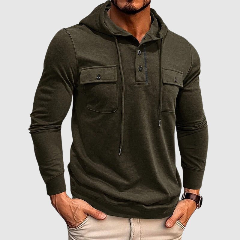 Bekväm herrhoodie med praktiska fickor. Perfekt för avslappnad vardagsstil & snygg streetwear under vår & höst.