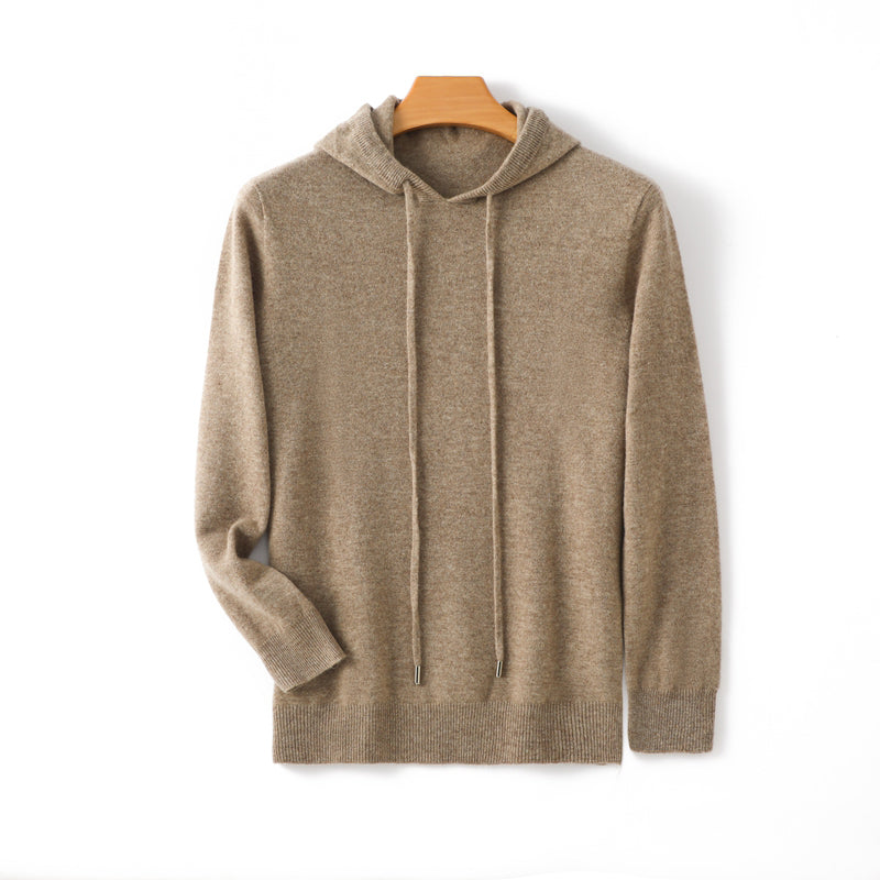 Stilren herrhoodie med ribbad nederkant och huva. En mångsidig huvtröja för herrmode.