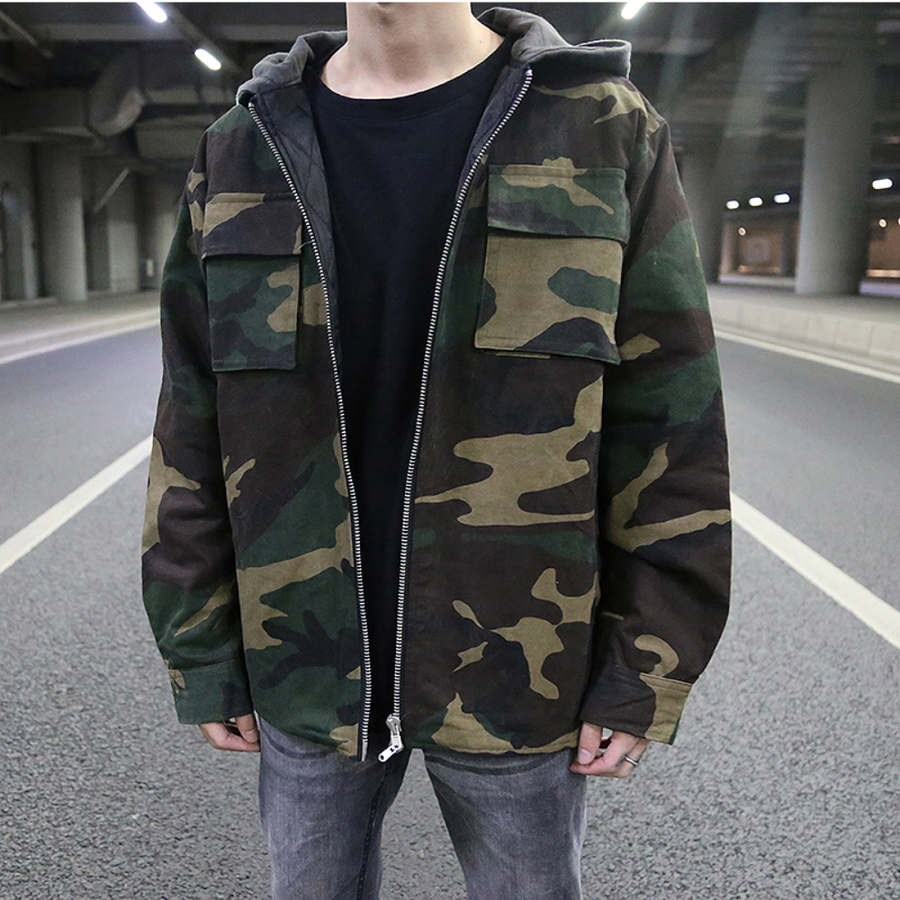 Herrhoodie kamouflage i modern passform. Trendig streetwear huvtröja för bekvämt vardagsmode och fritid.