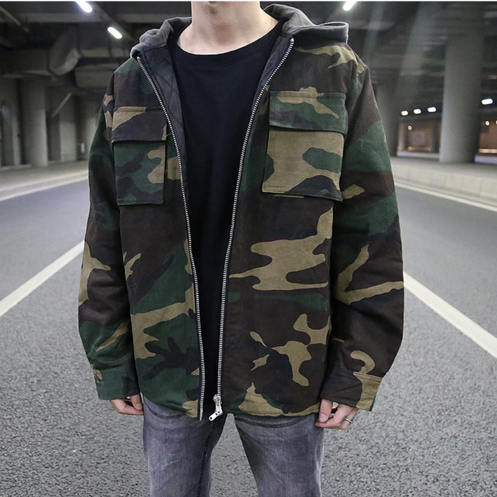 Herrhoodie kamouflage i modern passform. Trendig streetwear huvtröja för bekvämt vardagsmode och fritid.