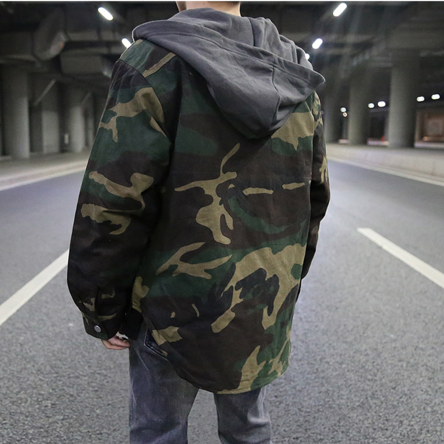 Sportig kamouflage huvtröja för herr. Bekväm modern passform, perfekt för streetwear och vardagsmode.
