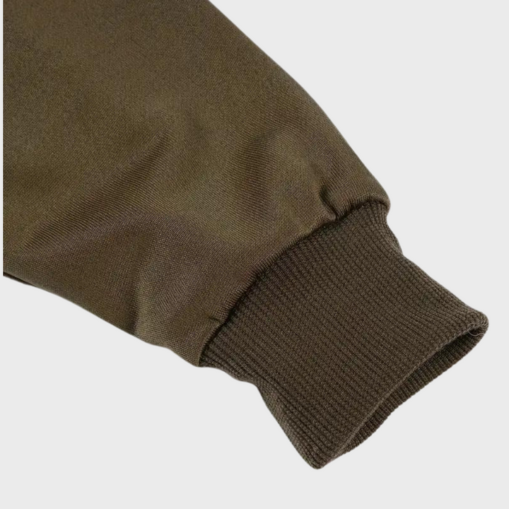Bekväm herr huvtröja med unikt fjällmotiv, perfekt för höst- och vintermode utomhus.