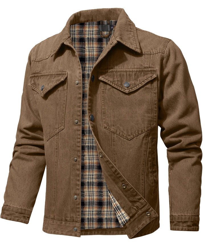 Detaljbild på herrjackans slitstarka tyg i denimstil. Fickor och knappar på en robust höst-/vinterjacka.