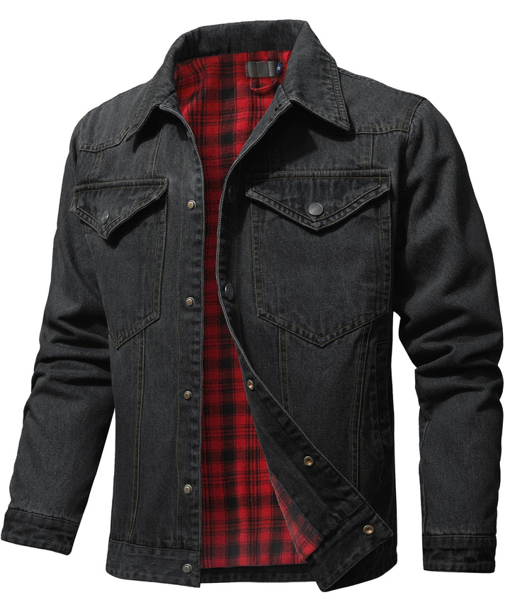 Man bär en stilren denimjacka. Mörkblå höstjacka/vinterjacka som kompletterar hans vardagsstil.