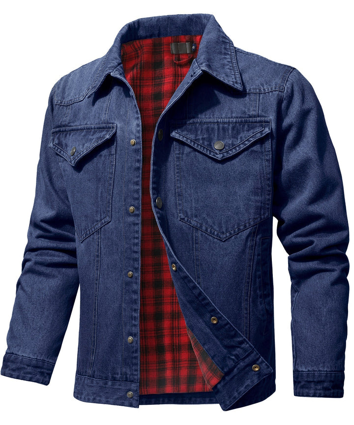 Herrjacka i denimstil över tröja och jeans. En klassisk höst-/vinterjacka för en komplett look.